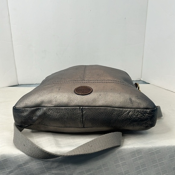 Fossil The Explorer Leather Fold-Over Crossbody Bag in metallic silver - Picture 6 of 12